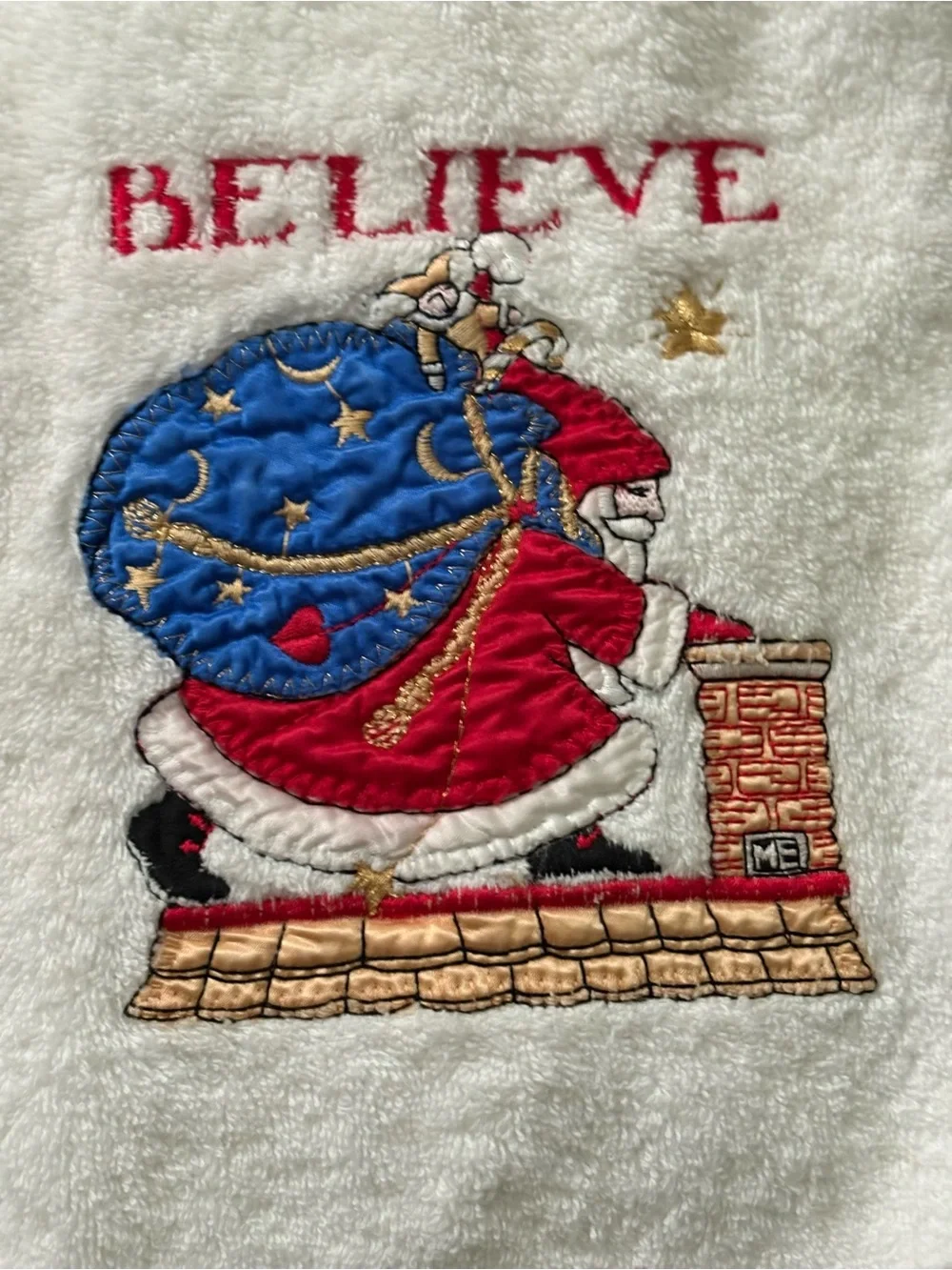 Set of 2 White Mary Englebreit Santa appliquéd large bath towels 44”x24”